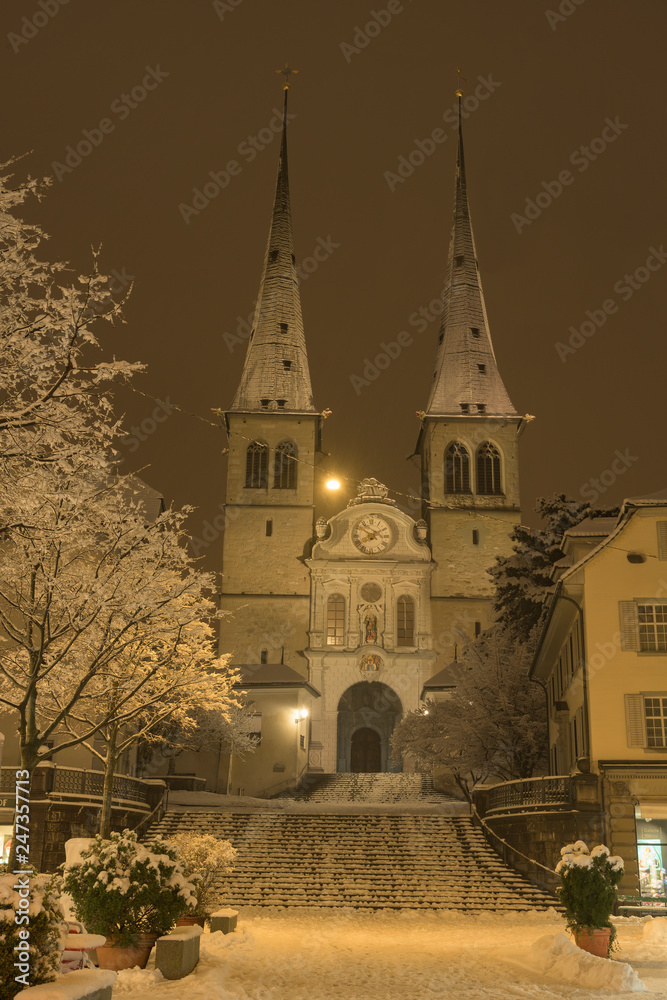 Hofkirche St. Leodear im Winter, Luzern, Schweiz