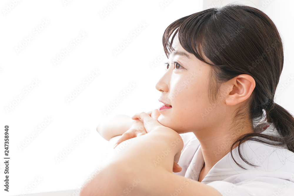 笑顔で勉強をする若い学生 笑顔で勉強をする若い学生