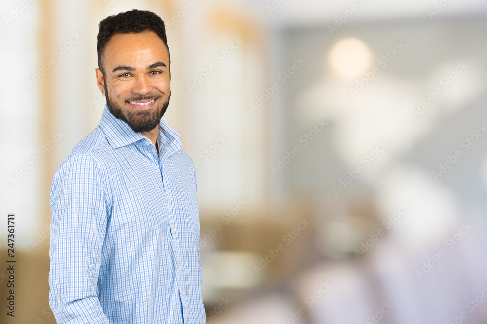 Obraz premium Handsome cheerful african american executive business man