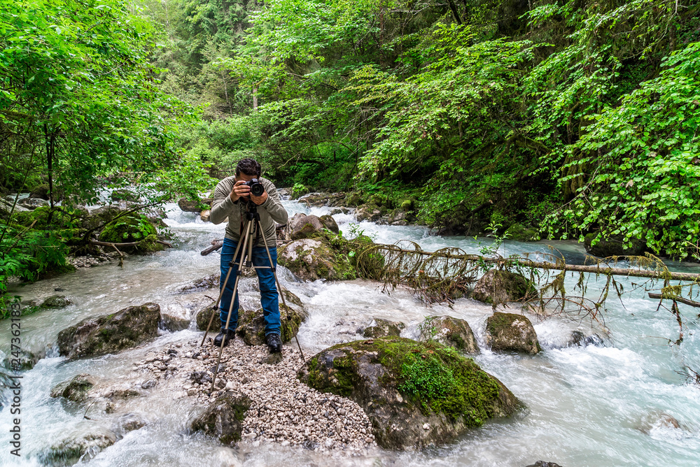 Fotograf macht Fotos vom Wildbach Hammersbach in Bayern im Wettersteingebirge