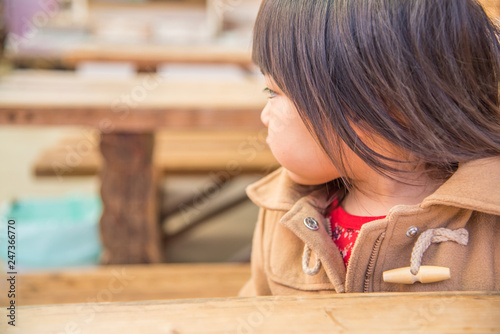 机に座って休憩する子供