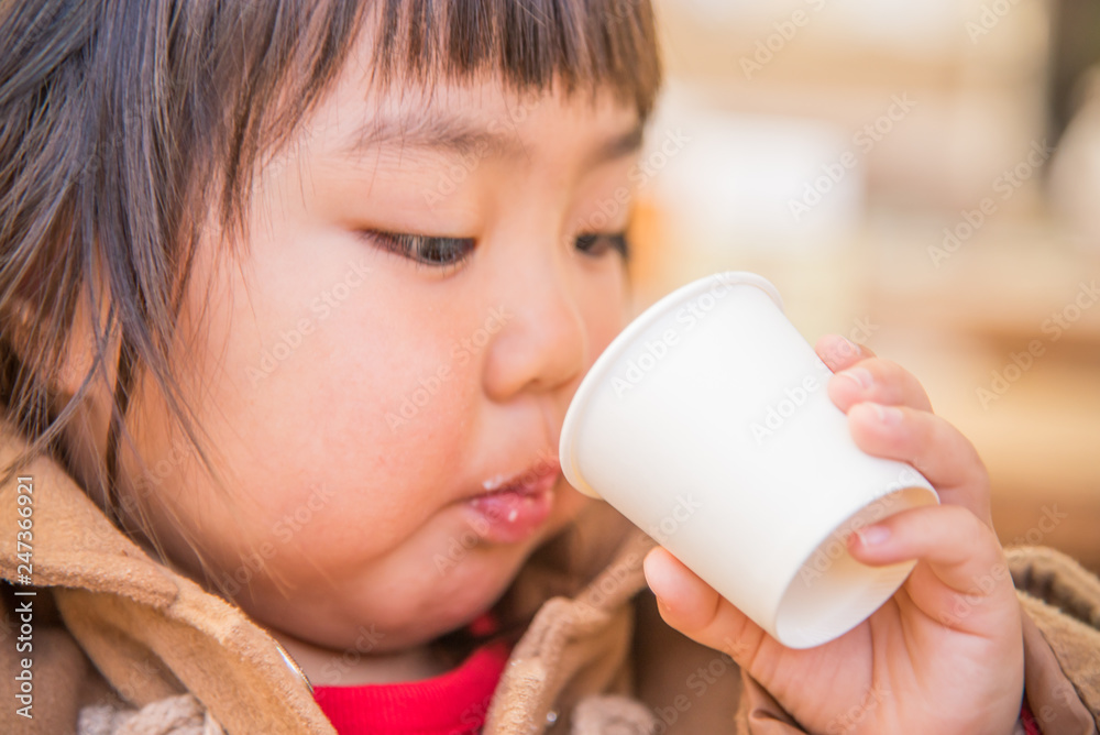 飲み物を飲む子供 飲み物を飲む子供