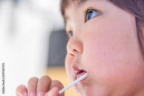 飴を食べる子供