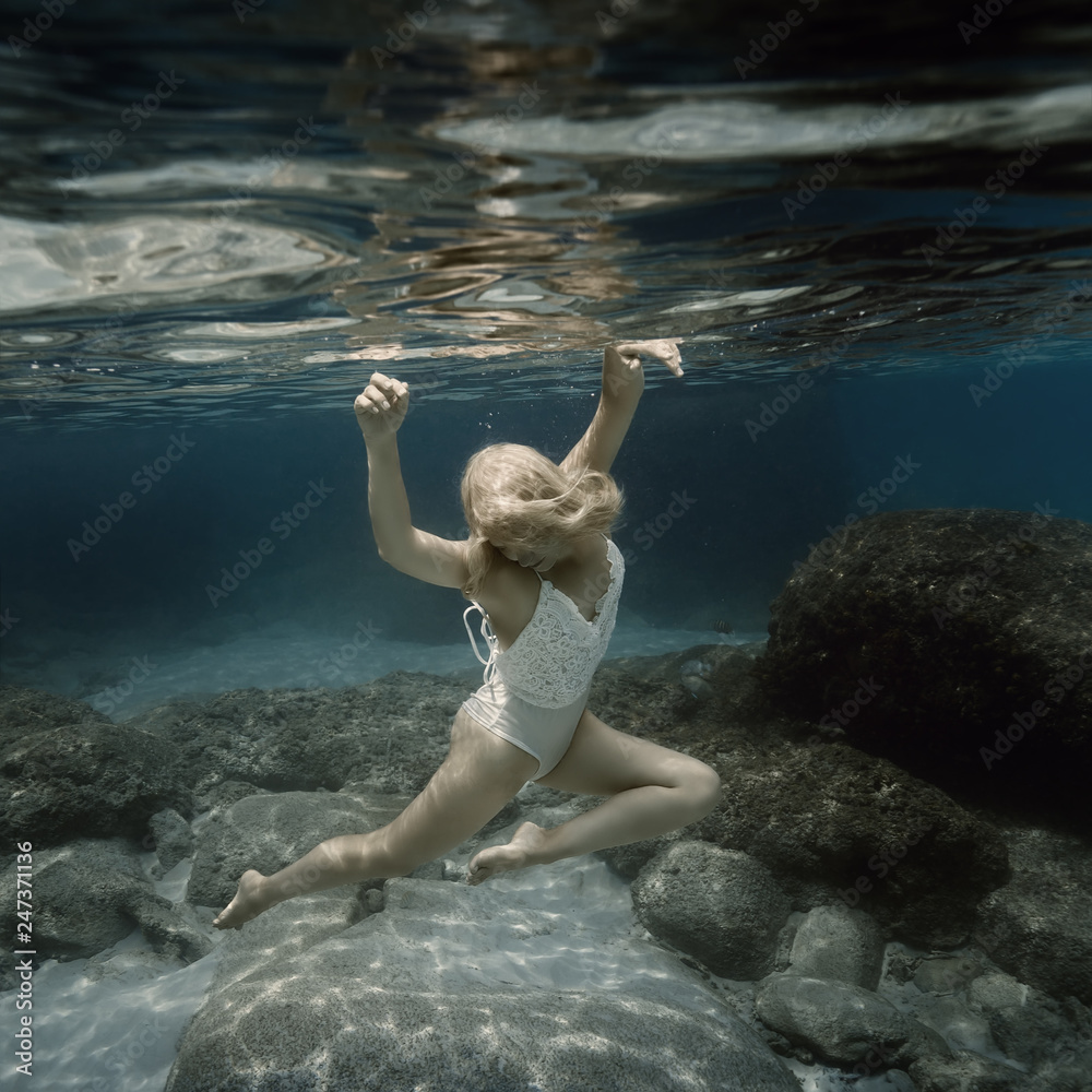 Fototapeta premium Woman in white under water in the sea