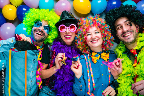 Karneval Party,Lachende Freunde in bunten Kostümen feiern Karneval .