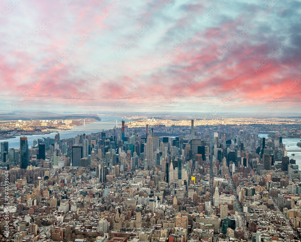 Obraz premium New York City aerial view at sunset