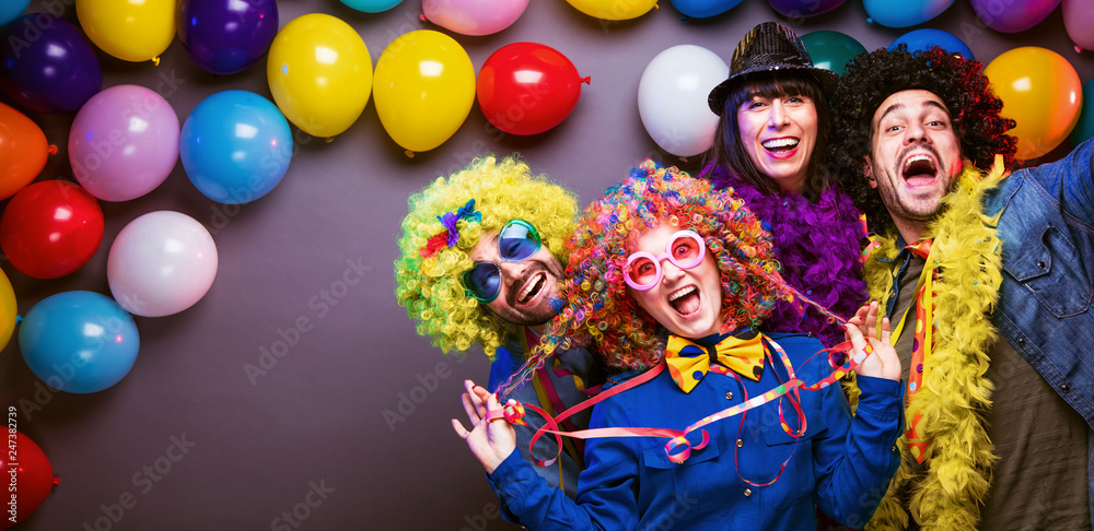 Karneval Party,Lachende Freunde in bunten Kostümen feiern Karneval . Karneval Party,Lachende Freunde in bunten Kostümen feiern Karneval .