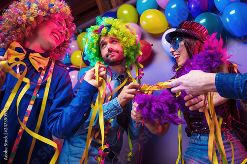 Karneval Party,Lachende Freunde in bunten Kostümen feiern Karneval .