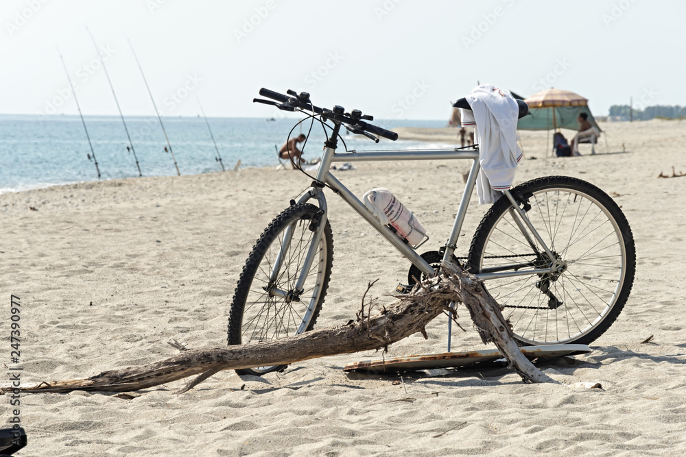 Fototapeta premium Italia Calabria Mare spiaggia libera con bicicletta