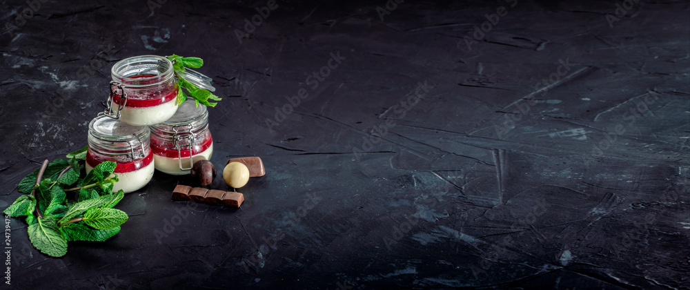Φωτογραφία Panna cotta with strawberry jam