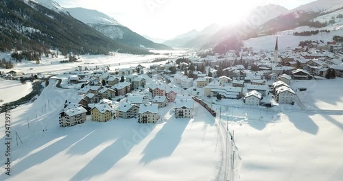 Zug fährt in Zuoz ein