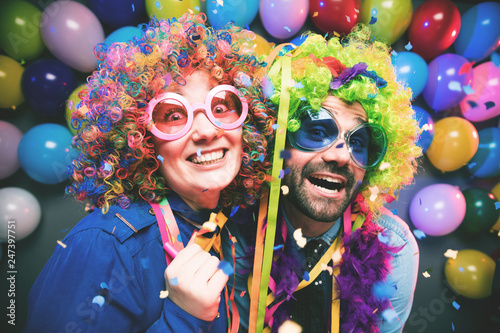 Fröhliches Pärchen feiert Fasching