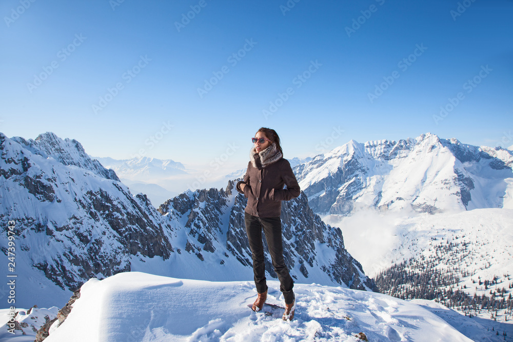 Frau auf einem Berg im Winter