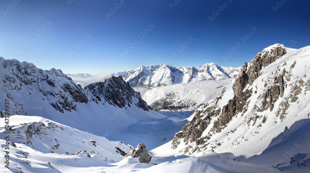 schneebedeckte Berge in den Alpen