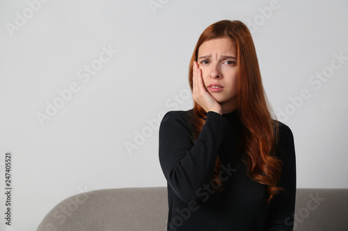 Foto Young redhead girl has a toothache