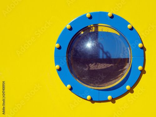 Obraz na plátně porthole in a yellow submarine