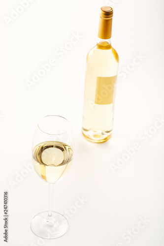 A glass of white wine and fresh grapes