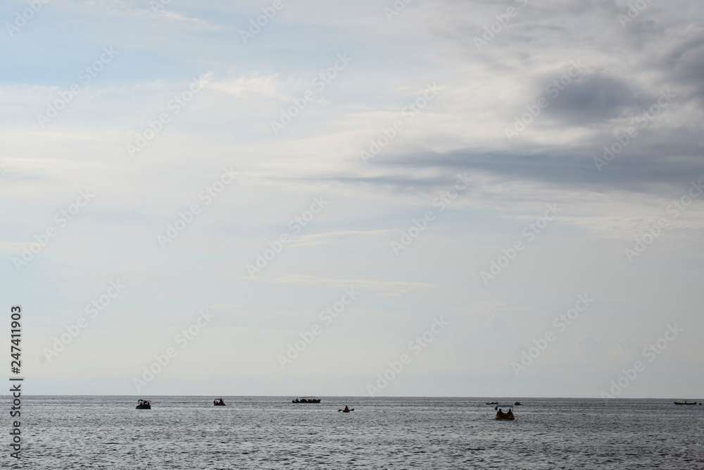 pescadores en el mar gris