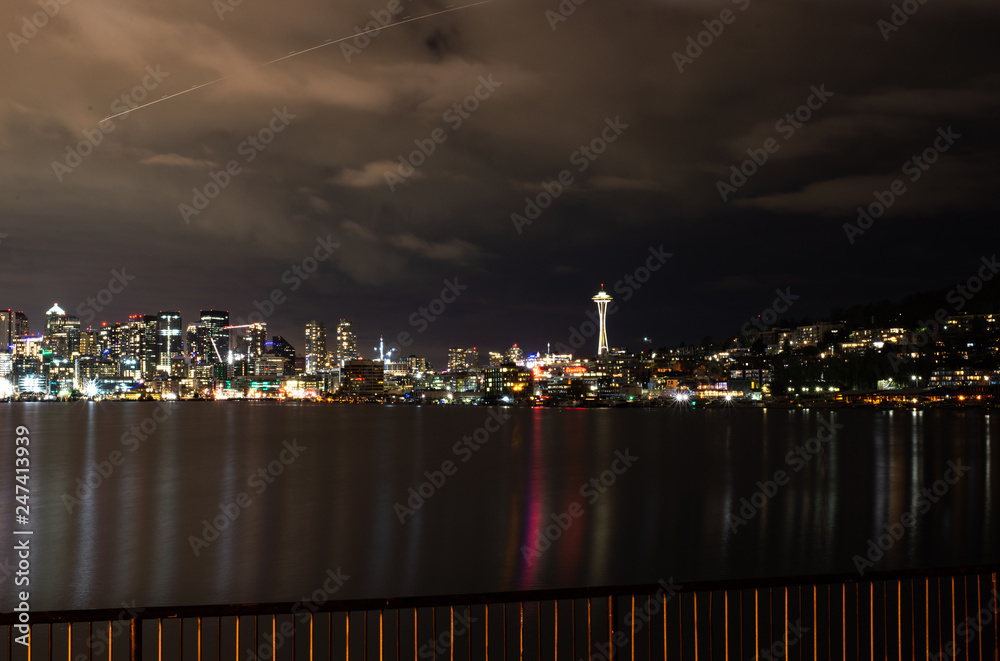 Fototapeta premium Seattle Skyline on Lake union at night