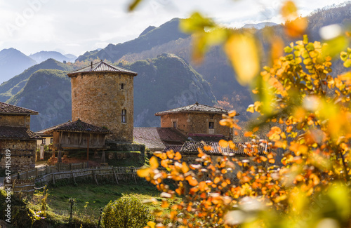 Fototapeta Średniowieczna wioska na północy Hiszpanii jesienią.
