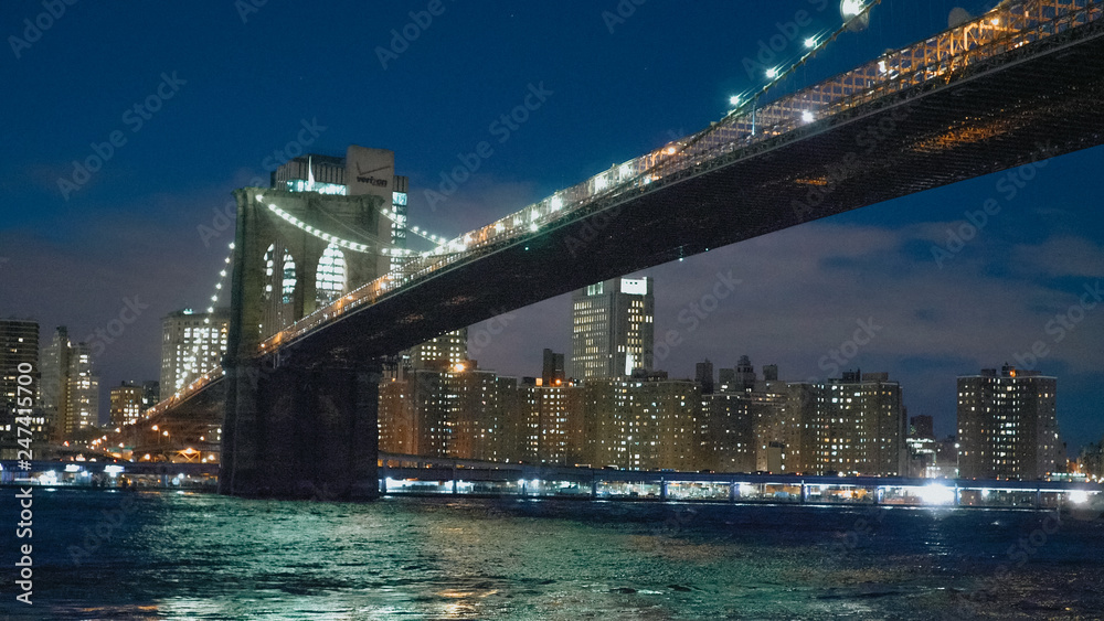 Fototapeta premium Beautiful Brooklyn Bridge New York at night
