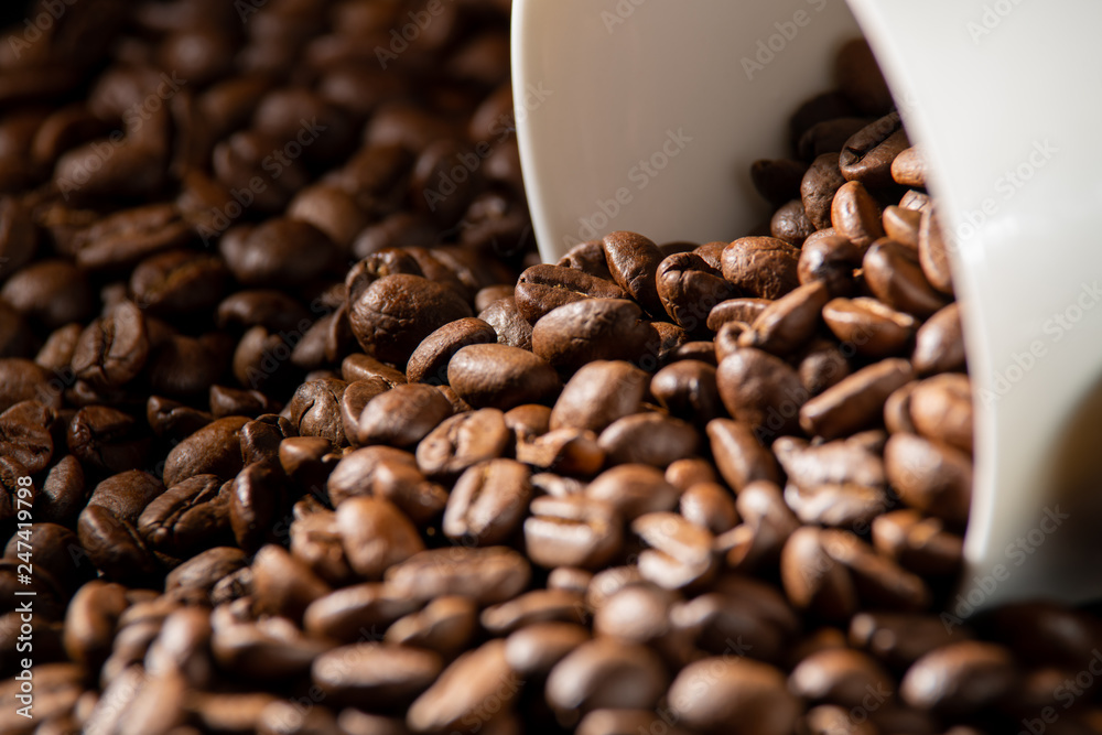 Fototapeta premium white cups with a pattern and grains of coffee on a black background
