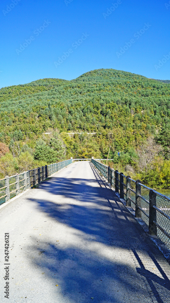 Fototapeta premium Río Ara a su paso por Liguerre, Huesca, Aragón, España