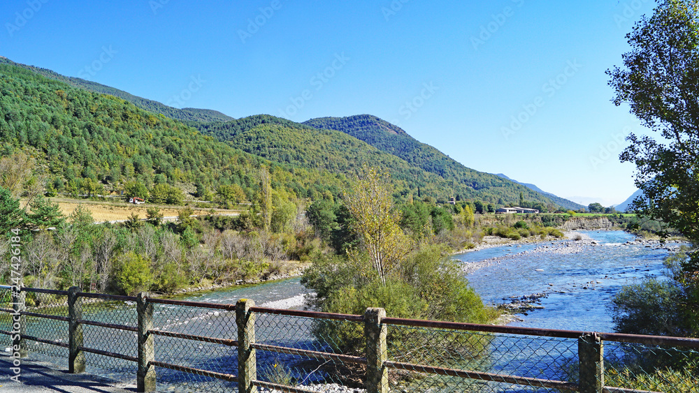 Fototapeta premium Río Ara a su paso por Liguerre, Huesca, Aragón, España