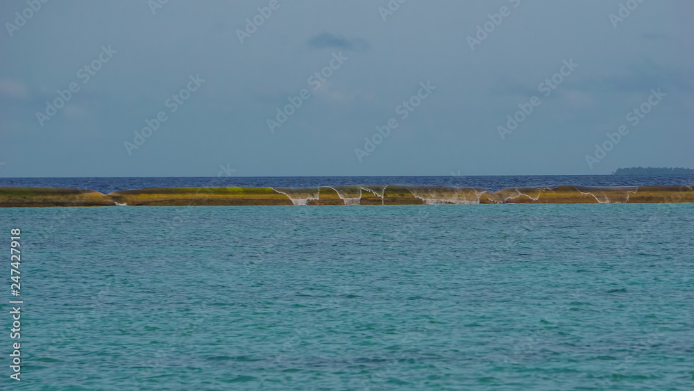 Wellenbrecher am Strand und Türkis wasser von Adaaran Select Meedhupparu auf Malediven im Indischer Ozean Wellenbrecher am Strand und Türkis wasser von Adaaran Select Meedhupparu auf Malediven im Indischer Ozean