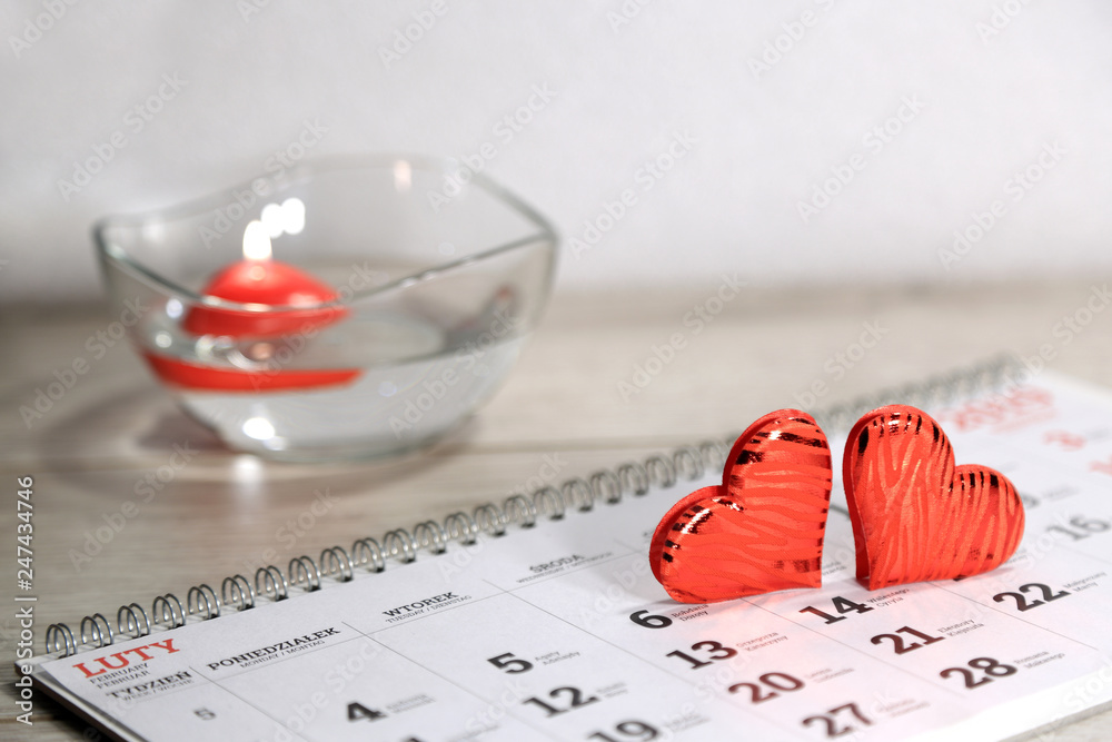 Dwa serca na kartce z kalendarza, 14 lutego - obrazy, fototapety, plakaty 