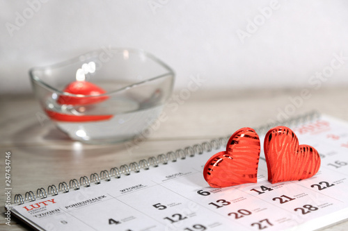 Dwa serca na kartce z kalendarza, 14 lutego
