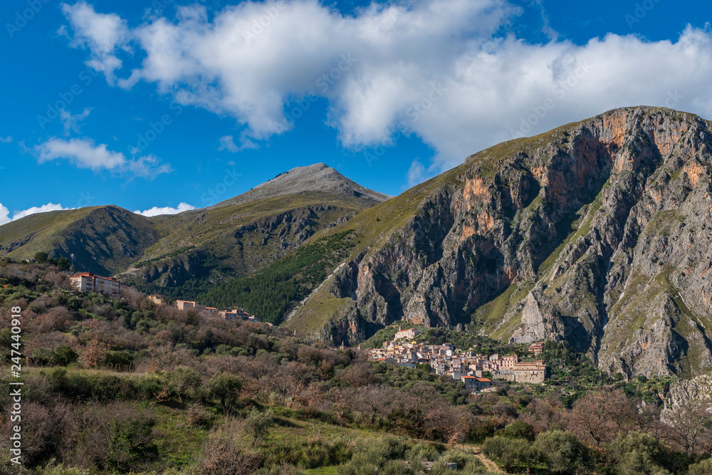 Il borgo di Isnello incastonato tra i monti delle Madonie, Sicilia