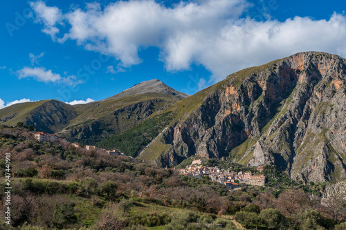 Il borgo di Isnello incastonato tra i monti delle Madonie, Sicilia