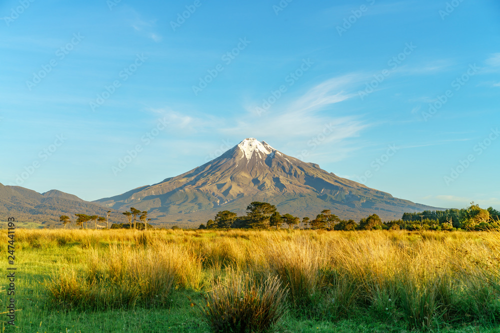Naklejka premium cone volcano mount taranaki, new zealand 20