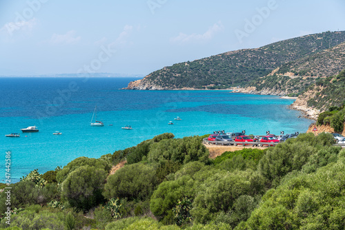 Traumaussicht auf türkises Wasser von der Straße auf der Insel Sardinien im Sommer