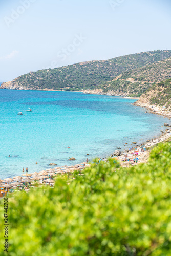 Traumaussicht auf türkises Wasser und Touristen auf der Insel Sardinien im Sommer