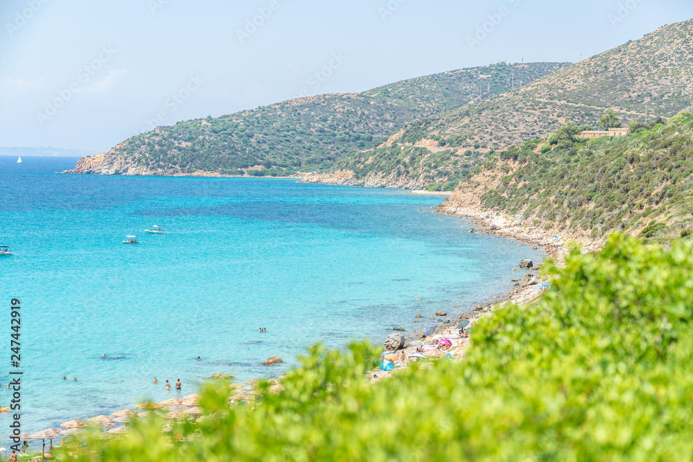 Traumaussicht auf türkises Wasser und Touristen auf der Insel Sardinien im Sommer