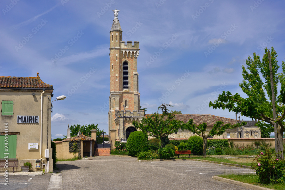 L'église et la Mairie de Peyrière (47350), département de Lot-et-Garonne en région Nouvelle-Aquitaine, France