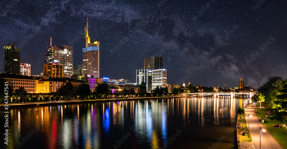 Obraz premium Milschstraße über Skyline