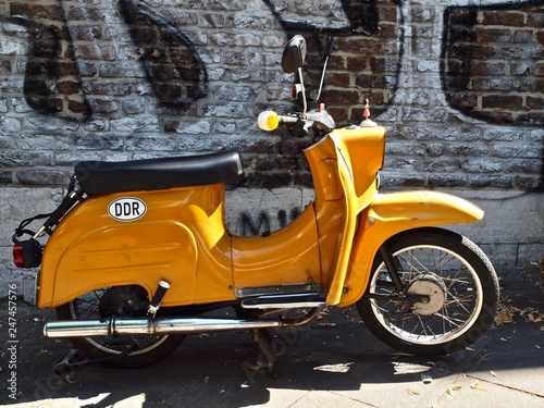 Konstfotografi Oldtimer motor scooter of the historic DDR, Germany, in front of a wall