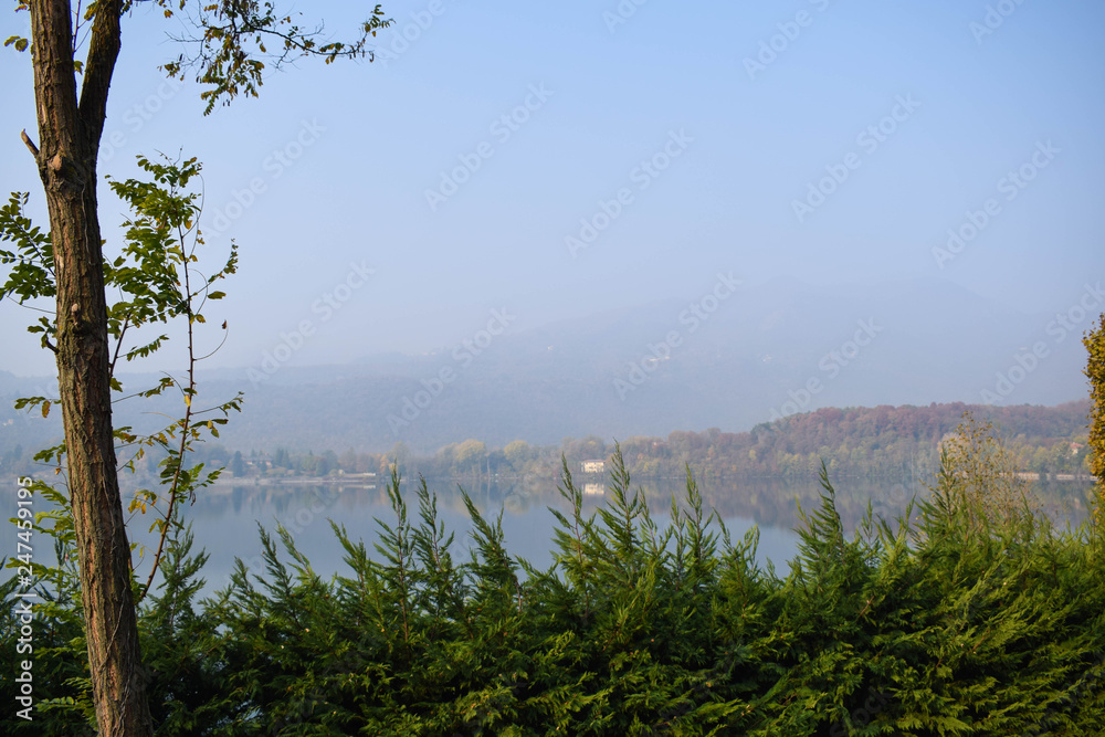 Obraz premium morning near the lake in Italy