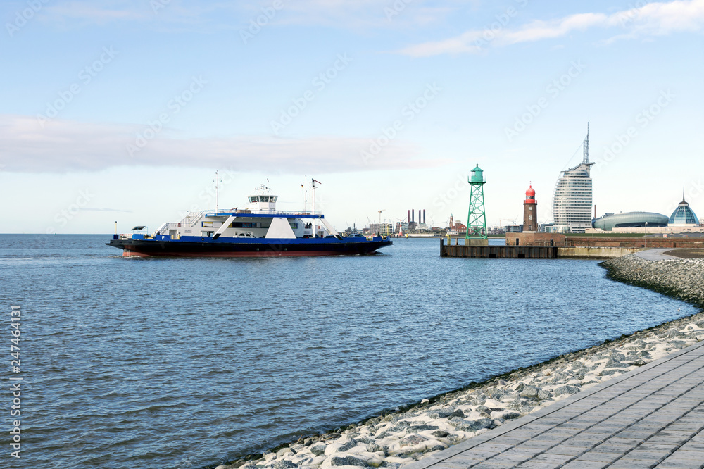 Bremerhaven an der Nordseeküste, Weserfähre vor der historischen Mole mit Skyline 