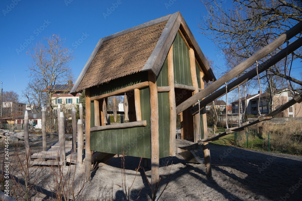 Freizeitspaß: Abenteuerspielplatz unter blauem Himmel
