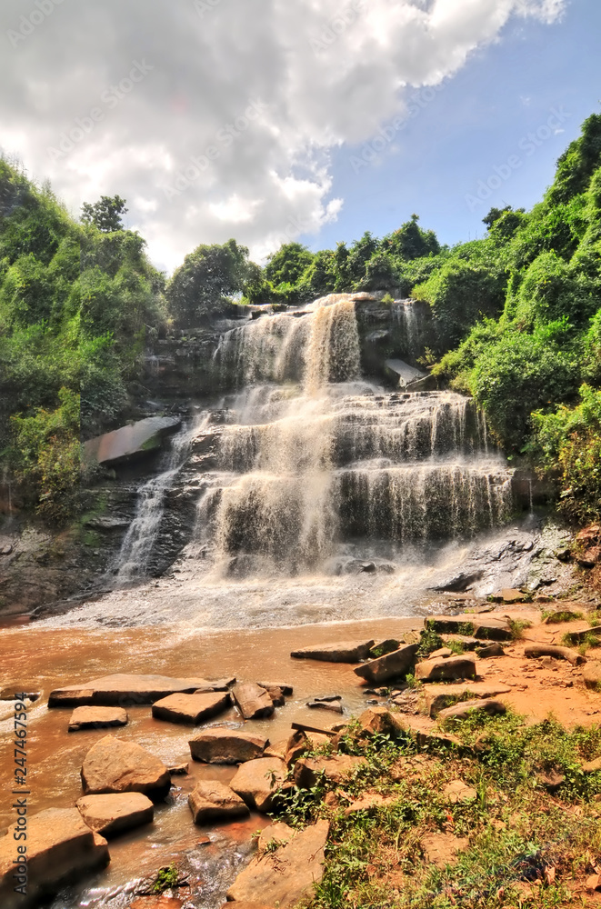 Fototapeta premium Wodospady Kintampo (Sanders Falls w czasach kolonialnych) - jeden z najwyższych wodospadów w Ghanie.