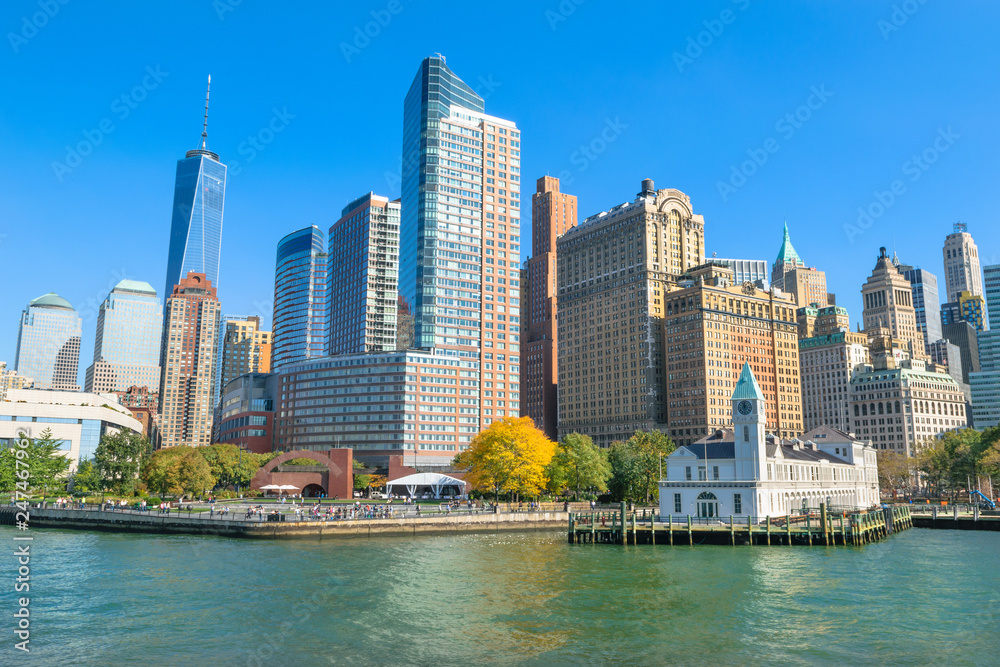 Fototapeta premium Beautiful autumn view of Battery Park and Lower Manhattan - New York, USA