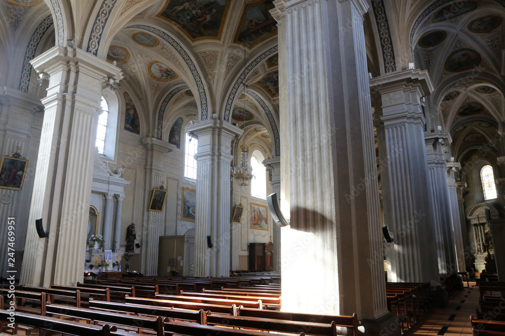 Allée centrale. Collégiale Saint-Jacques-le-Majeur. Sallanches. / Central alley. Saint James's collegiate church. Sallanches.