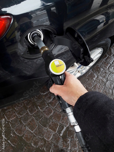 Fare gasolio all'automobilr photo