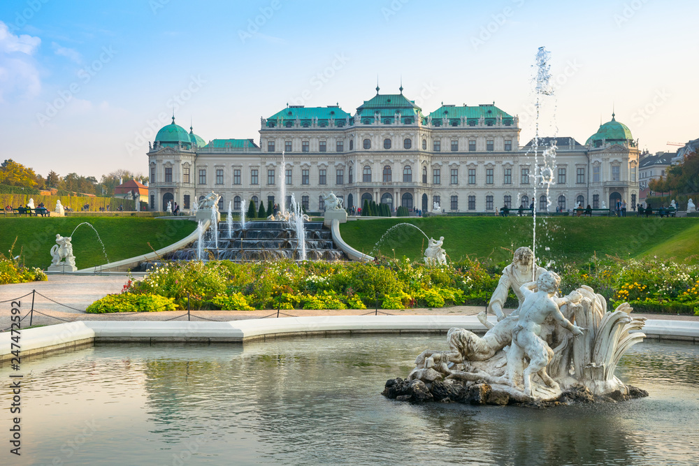 Obraz na plátně Vienna, Austria - 0ctober, 17, 2018 - People enjoy a sunny day to visit the Belvedere Palace