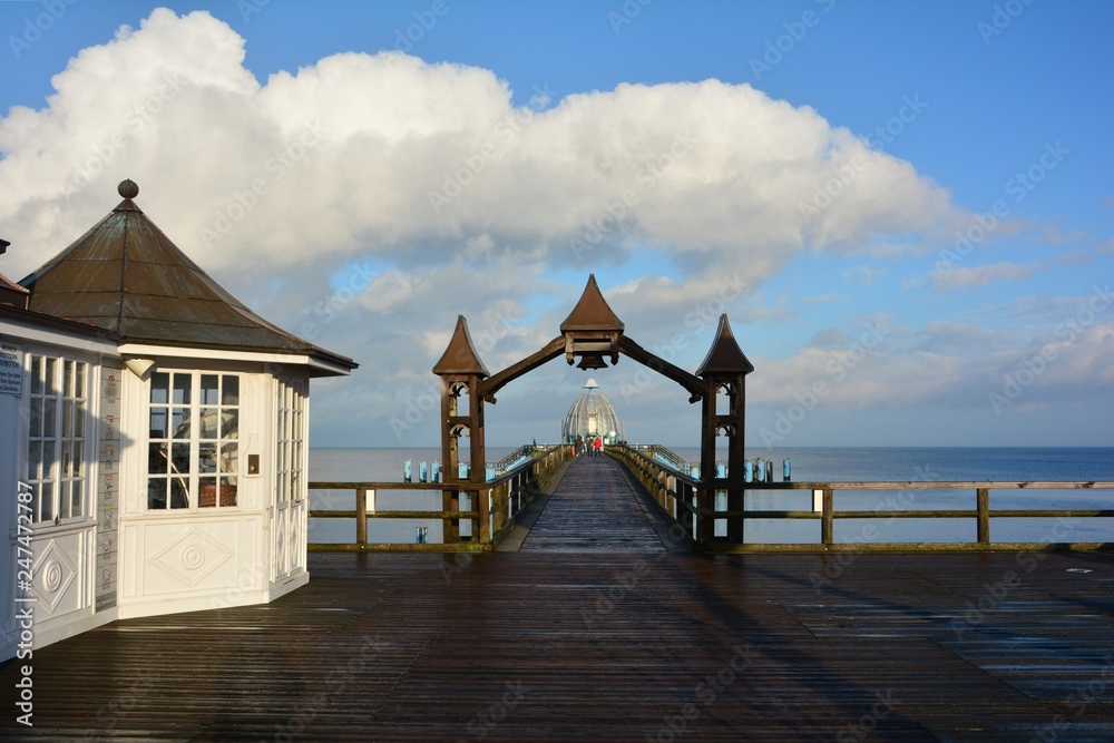Blick durch einen Holzbogen zur Tauchgondel auf der Seebrücke in Sellin, auf Rügen in Deutschland Blick durch einen Holzbogen zur Tauchgondel auf der Seebrücke in Sellin, auf Rügen in Deutschland