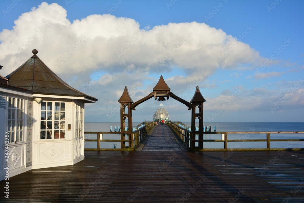 Blick durch einen Holzbogen  zur Tauchgondel auf der Seebrücke in Sellin, auf Rügen in Deutschland